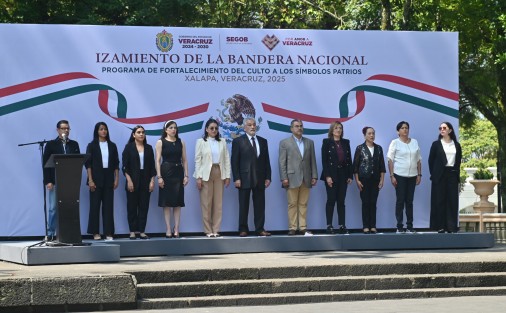 Este lunes, el presidente municipal Alberto Islas Reyes encabezó la Ceremonia de Izamiento de la Bandera Nacional en el Parque Benito Juárez, como parte del programa de fortalecimiento del culto a los símbolos patrios.
