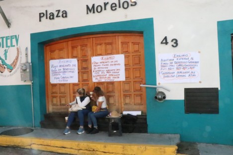 Jubilados y pensionados de diferentes organizaciones sindicales tomaron las oficinas del Seguro Social de los Trabajadores de la Educación del Estado de Veracruz (SSTTEV) para exigir la destitución del director gerente del Seguro Social de los Trabajadores de la Educación del Estado de Veracruz (SSTTEV), Tomas Daniel Hernández León, por incumplir con el pago de la Clave 80, a qué tienen derecho las y los derechohabientes.
