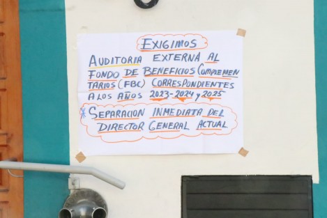 Jubilados y pensionados de diferentes organizaciones sindicales tomaron las oficinas del Seguro Social de los Trabajadores de la Educación del Estado de Veracruz (SSTTEV) para exigir la destitución del director gerente del Seguro Social de los Trabajadores de la Educación del Estado de Veracruz (SSTTEV), Tomas Daniel Hernández León, por incumplir con el pago de la Clave 80, a qué tienen derecho las y los derechohabientes.
