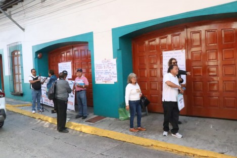 Jubilados y pensionados de diferentes organizaciones sindicales tomaron las oficinas del Seguro Social de los Trabajadores de la Educación del Estado de Veracruz (SSTTEV) para exigir la destitución del director gerente del Seguro Social de los Trabajadores de la Educación del Estado de Veracruz (SSTTEV), Tomas Daniel Hernández León, por incumplir con el pago de la Clave 80, a qué tienen derecho las y los derechohabientes.
