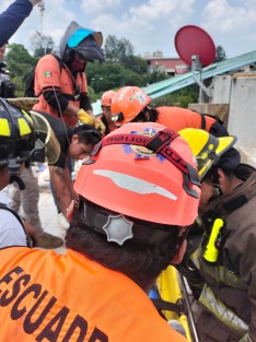 Un hombre sufrió una fuerte descarga eléctrica mientras realizaba trabajos en la segunda planta de una vivienda en la colonia Tatahuicapan, en Xalapa. Según los primeros reportes, el incidente ocurrió de manera accidental al tocar un cable de alta tensión.

Elementos del Escuadrón Nacional de Rescate, bomberos y servicios de emergencia acudieron al lugar para brindar auxilio. El hombre fue estabilizado en el sitio y trasladado de inmediato a un hospital para recibir atención médica.
