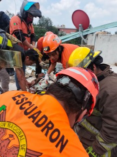 Un hombre sufrió una fuerte descarga eléctrica mientras realizaba trabajos en la segunda planta de una vivienda en la colonia Tatahuicapan, en Xalapa. Según los primeros reportes, el incidente ocurrió de manera accidental al tocar un cable de alta tensión.

Elementos del Escuadrón Nacional de Rescate, bomberos y servicios de emergencia acudieron al lugar para brindar auxilio. El hombre fue estabilizado en el sitio y trasladado de inmediato a un hospital para recibir atención médica.
