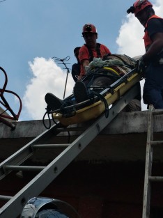 Un hombre sufrió una fuerte descarga eléctrica mientras realizaba trabajos en la segunda planta de una vivienda en la colonia Tatahuicapan, en Xalapa. Según los primeros reportes, el incidente ocurrió de manera accidental al tocar un cable de alta tensión.

Elementos del Escuadrón Nacional de Rescate, bomberos y servicios de emergencia acudieron al lugar para brindar auxilio. El hombre fue estabilizado en el sitio y trasladado de inmediato a un hospital para recibir atención médica.
