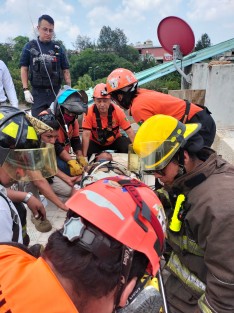 Un hombre sufrió una fuerte descarga eléctrica mientras realizaba trabajos en la segunda planta de una vivienda en la colonia Tatahuicapan, en Xalapa. Según los primeros reportes, el incidente ocurrió de manera accidental al tocar un cable de alta tensión.

Elementos del Escuadrón Nacional de Rescate, bomberos y servicios de emergencia acudieron al lugar para brindar auxilio. El hombre fue estabilizado en el sitio y trasladado de inmediato a un hospital para recibir atención médica.
