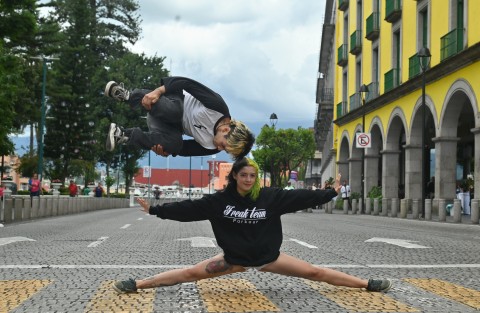 Mientras el centro de Xalapa permanece cerrado por manifestaciones, dos jóvenes del Freak Team Parkour aprovechan el espacio vacío para practicar sus trucos y grabar contenido para sus redes.

