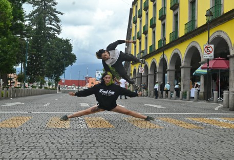 Mientras el centro de Xalapa permanece cerrado por manifestaciones, dos jóvenes del Freak Team Parkour aprovechan el espacio vacío para practicar sus trucos y grabar contenido para sus redes.

