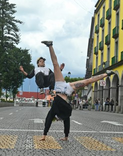 Mientras el centro de Xalapa permanece cerrado por manifestaciones, dos jóvenes del Freak Team Parkour aprovechan el espacio vacío para practicar sus trucos y grabar contenido para sus redes.

