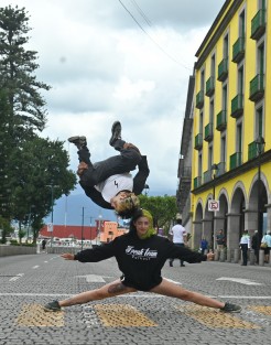 Mientras el centro de Xalapa permanece cerrado por manifestaciones, dos jóvenes del Freak Team Parkour aprovechan el espacio vacío para practicar sus trucos y grabar contenido para sus redes.

