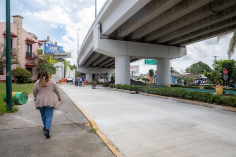 Como parte del proceso de pavimentación integral que se realiza en la avenida Circuito Presidentes, a partir de este jueves se cerrará el cruce de Presidentes con la calle Obreros Textiles, por lo que se exhorta a los automovilistas a extremar precauciones y tomar rutas alternas.