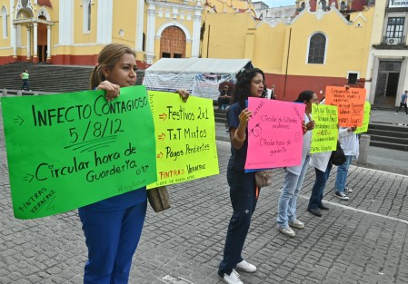 Trabajadores de IMSS-Bienestar marcharon por la avenida Ávila Camacho y bloquearon la calle Enríquez. Exigen nombramientos legales, diálogo con las autoridades y atención a otras demandas pendientes. 
