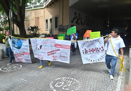 Trabajadores de IMSS-Bienestar marcharon por la avenida Ávila Camacho y bloquearon la calle Enríquez. Exigen nombramientos legales, diálogo con las autoridades y atención a otras demandas pendientes. 
