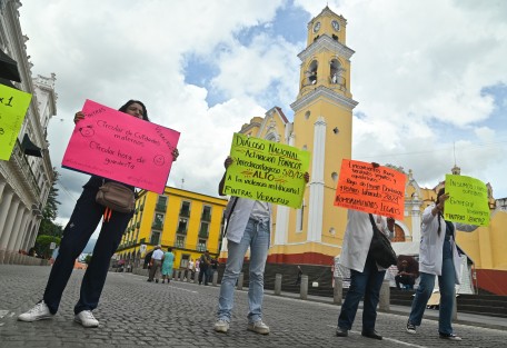 Trabajadores de IMSS-Bienestar marcharon por la avenida Ávila Camacho y bloquearon la calle Enríquez. Exigen nombramientos legales, diálogo con las autoridades y atención a otras demandas pendientes. 
