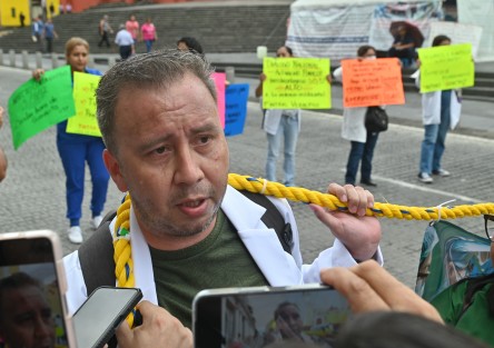 Trabajadores de IMSS-Bienestar marcharon por la avenida Ávila Camacho y bloquearon la calle Enríquez. Exigen nombramientos legales, diálogo con las autoridades y atención a otras demandas pendientes. 
