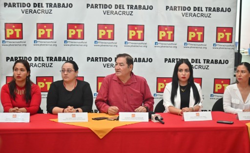 El Partido del Trabajo (PT) se pronunció sobre temas de alcance nacional y estatal: celebró la reducción del impuesto a las remesas tras gestiones diplomáticas en EE.?UU.; exigió orden en el servicio de taxis y combate a la corrupción en Tránsito del Estado; pidió respeto a sus alcaldes electos ante presiones de Morena; urgió la reparación de carreteras federales y estatales; denunció un presunto daño patrimonial de más de 16 millones de pesos en el DIF Estatal por apoyos asignados a personas fallecidas y beneficiarios fantasmas.
