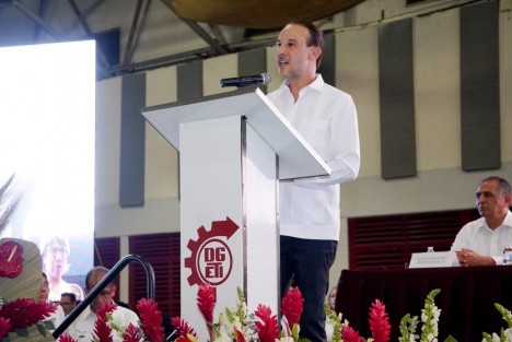 El presidente municipal de Boca del Río, Juan Manuel Unánue Abascal, refrendó su compromiso con la educación de los estudiantes boqueños, al destacar que su administración está y continuará impulsando acciones que fortalezcan el entorno escolar, además de promover mejores oportunidades para la juventud del municipio.

