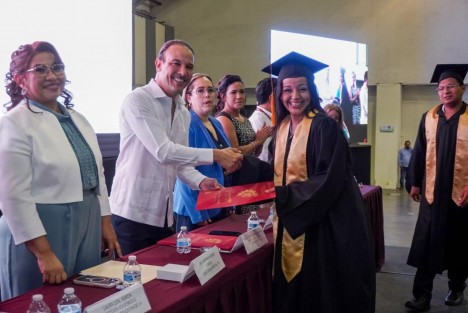 El presidente municipal de Boca del Río, Juan Manuel Unánue Abascal, refrendó su compromiso con la educación de los estudiantes boqueños, al destacar que su administración está y continuará impulsando acciones que fortalezcan el entorno escolar, además de promover mejores oportunidades para la juventud del municipio.

