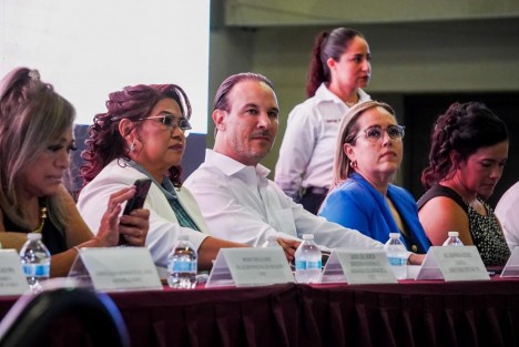 El presidente municipal de Boca del Río, Juan Manuel Unánue Abascal, refrendó su compromiso con la educación de los estudiantes boqueños, al destacar que su administración está y continuará impulsando acciones que fortalezcan el entorno escolar, además de promover mejores oportunidades para la juventud del municipio.

