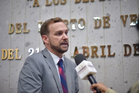 Debido a que el delito de extorsión lacera la economía de las familias, frena las inversiones y, en algunos casos, causa la pérdida de vidas, es necesario legislar para poner un alto a quienes participan en este tipo de conductas, expresó el diputado Paul Martínez Marie, quien agregó que el Congreso de Veracruz estará atento a las modificaciones federales y estatales en la materia.
 
