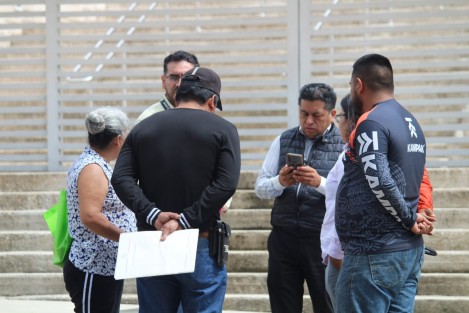 Un grupo de personas bloquearon  la avenida Arco Sur para pedir  justicia por la invasión de un terreno que lleva más de 7 años sin resolverse. Denuncian que, pese a las pruebas, la fiscal Maricela Rojas Cisneros no ha emitido un fallo, y el propietario incluso ha recibido amenazas
