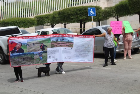 Un grupo de personas bloquearon  la avenida Arco Sur para pedir  justicia por la invasión de un terreno que lleva más de 7 años sin resolverse. Denuncian que, pese a las pruebas, la fiscal Maricela Rojas Cisneros no ha emitido un fallo, y el propietario incluso ha recibido amenazas
