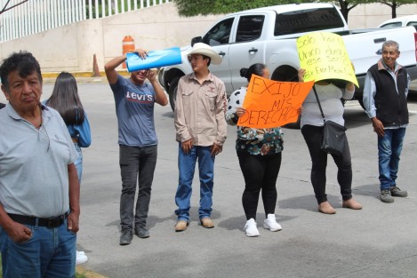 Un grupo de personas bloquearon  la avenida Arco Sur para pedir  justicia por la invasión de un terreno que lleva más de 7 años sin resolverse. Denuncian que, pese a las pruebas, la fiscal Maricela Rojas Cisneros no ha emitido un fallo, y el propietario incluso ha recibido amenazas
