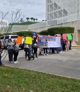 Un grupo de personas bloquearon  la avenida Arco Sur para pedir  justicia por la invasión de un terreno que lleva más de 7 años sin resolverse. Denuncian que, pese a las pruebas, la fiscal Maricela Rojas Cisneros no ha emitido un fallo, y el propietario incluso ha recibido amenazas
