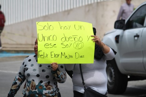 Un grupo de personas bloquearon  la avenida Arco Sur para pedir  justicia por la invasión de un terreno que lleva más de 7 años sin resolverse. Denuncian que, pese a las pruebas, la fiscal Maricela Rojas Cisneros no ha emitido un fallo, y el propietario incluso ha recibido amenazas
