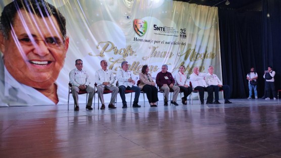 La gobernadora Rocío Nahle durante el homenaje por el natalicio del profesor Juan Nicolás Callejas Arroyo, mencionó que el próximo lunes se abordará el tema de las tarifas de taxi en Xalapa.