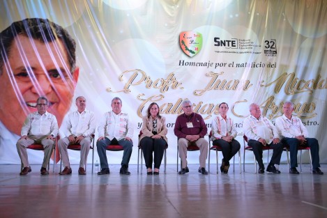 La gobernadora Rocío Nahle durante el homenaje por el natalicio del profesor Juan Nicolás Callejas Arroyo, mencionó que el próximo lunes se abordará el tema de las tarifas de taxi en Xalapa.