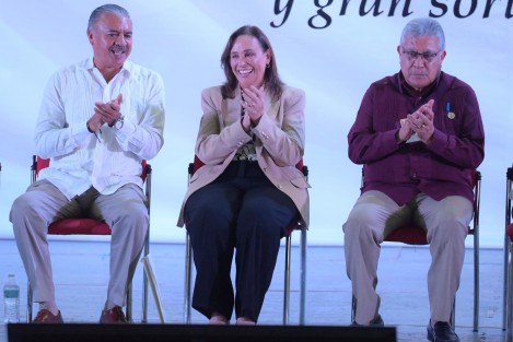 La gobernadora Rocío Nahle durante el homenaje por el natalicio del profesor Juan Nicolás Callejas Arroyo, mencionó que el próximo lunes se abordará el tema de las tarifas de taxi en Xalapa.