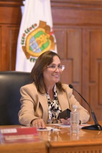 La gobernadora Rocío Nahle García sostuvo un primer encuentro con alcaldes y alcaldesas electas de distintos municipios, quienes resultaron ganadores en el Proceso Electoral 2024-2025, bajo las siglas de Movimiento de Regeneración Nacional (Morena) y del Partido Verde Ecologista de México (PVEM).
 
