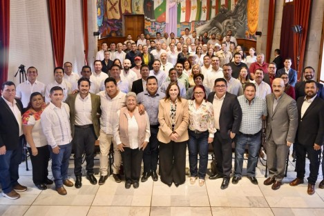 La gobernadora Rocío Nahle García sostuvo un primer encuentro con alcaldes y alcaldesas electas de distintos municipios, quienes resultaron ganadores en el Proceso Electoral 2024-2025, bajo las siglas de Movimiento de Regeneración Nacional (Morena) y del Partido Verde Ecologista de México (PVEM).
 
