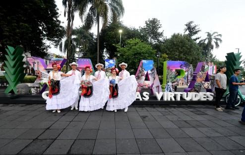 Con el objetivo de fortalecer la identidad visual y promover el orgullo por la capital veracruzana, este miércoles el presidente municipal Alberto Islas Reyes, en compañía de autoridades municipales, encabezó la presentación de las Letras Turísticas de Xalapa, instaladas en el Parque Benito Juárez.
