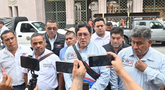 Andy Rossini Martínez, delegado en Puebla de la Alianza Mexicana de Organizaciones Transportistas (AMOTAC), denunció que el gremio ha sido víctima de extorsiones por parte de elementos de Tránsito, así como de asaltos cometidos por la delincuencia organizada en diversos tramos carreteros de los estados de Puebla y Veracruz.
