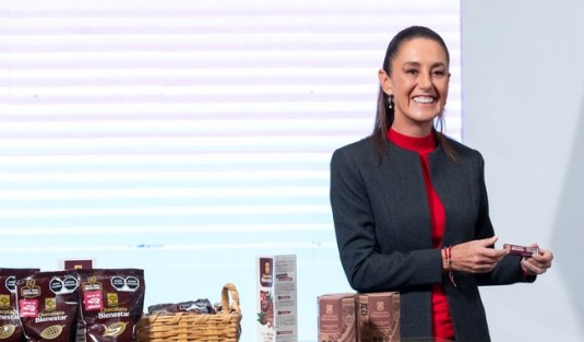 El Gobierno de México, a través de Alimentación para el Bienestar, presentó productos de comercio justo Hechos en México como Chocolate Bienestar, en sus versiones en barra, en polvo y de mesa, que están elaborados con cacao de Tabasco y del norte de Chiapas, contienen azúcar de caña, sin endulzantes artificiales ni conservadores.
