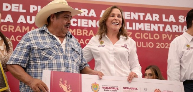 Con la entrega de maquinaria, semilla mejorada y apoyos económicos directos, la gobernadora Rocío Nahle García puso en marcha el Plan para Aumentar la Soberanía y la Autosuficiencia Alimentaria, como parte de la estrategia para fortalecer la producción de maíz y mejorar las condiciones del campo.

