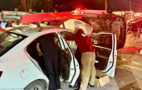 Aparatoso Accidente automovilístico se registro en la calle Agustín Serdán, frente al fraccionamiento “Las Joyas “ cuando la conductora de la camioneta blanca al dar una vuelta en”U” fue impactada por una camioneta propiedad de la constructora Carso. Hasta el momento se reportan cuantioso daños materiales y tres persona  lesionadas, mismas que ya fueron trasladadas  al hospital.
