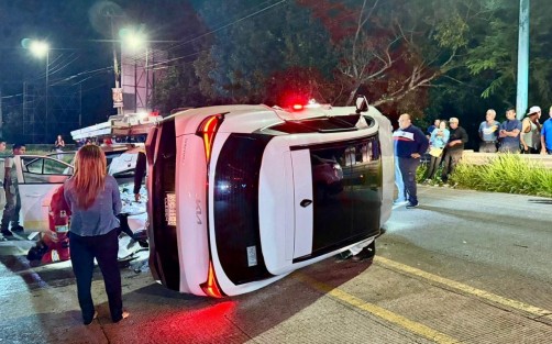 Aparatoso Accidente automovilístico se registro en la calle Agustín Serdán, frente al fraccionamiento “Las Joyas “ cuando la conductora de la camioneta blanca al dar una vuelta en”U” fue impactada por una camioneta propiedad de la constructora Carso. Hasta el momento se reportan cuantioso daños materiales y tres persona  lesionadas, mismas que ya fueron trasladadas  al hospital.
