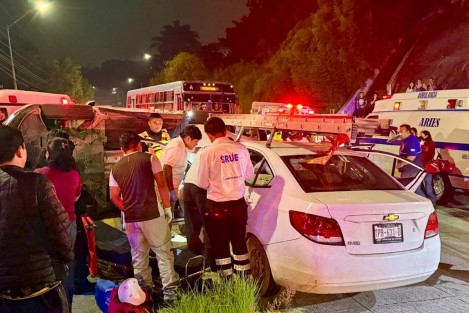 Aparatoso Accidente automovilístico se registro en la calle Agustín Serdán, frente al fraccionamiento “Las Joyas “ cuando la conductora de la camioneta blanca al dar una vuelta en”U” fue impactada por una camioneta propiedad de la constructora Carso. Hasta el momento se reportan cuantioso daños materiales y tres persona  lesionadas, mismas que ya fueron trasladadas  al hospital.
