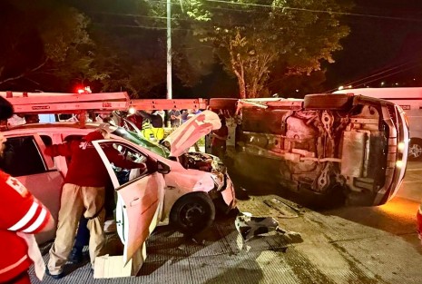 Aparatoso Accidente automovilístico se registro en la calle Agustín Serdán, frente al fraccionamiento “Las Joyas “ cuando la conductora de la camioneta blanca al dar una vuelta en”U” fue impactada por una camioneta propiedad de la constructora Carso. Hasta el momento se reportan cuantioso daños materiales y tres persona  lesionadas, mismas que ya fueron trasladadas  al hospital.

