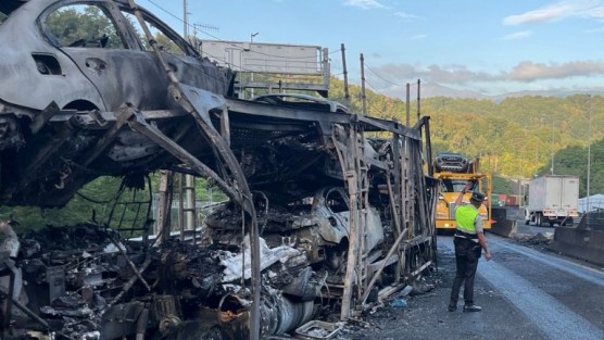 La Guardia Nacional informó, a través de su cuenta de X, sobre el cierre parcial a la circulación en ambos sentidos de la carretera Xalapa-Veracruz, a la altura del kilómetro 100+000, debido a un vehículo incendiado. Se recomienda atender las indicaciones viales.
