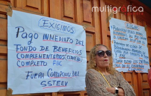 Docentes y jubilados mantienen tomadas las instalaciones del Seguro Social de los Trabajadores de la Educación del Estado de Veracruz (SSTEEV). Exigen pago de  pólizas de retiro, la erradicación  del nepotismo y la separación del jefe de área jurídica