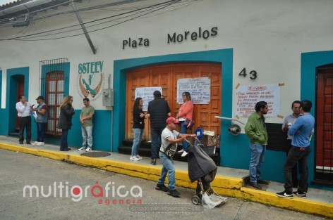 Docentes y jubilados mantienen tomadas las instalaciones del Seguro Social de los Trabajadores de la Educación del Estado de Veracruz (SSTEEV). Exigen pago de  pólizas de retiro, la erradicación  del nepotismo y la separación del jefe de área jurídica