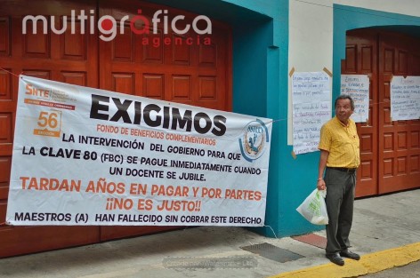 Docentes y jubilados mantienen tomadas las instalaciones del Seguro Social de los Trabajadores de la Educación del Estado de Veracruz (SSTEEV). Exigen pago de  pólizas de retiro, la erradicación  del nepotismo y la separación del jefe de área jurídica