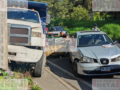 La mañana de este viernes se registró un fuerte accidente sobre la carretera Banderilla-Perote, a la altura de la La Posta, en el tramo de El Gallito a La Martinica en dirección a Xalapa.