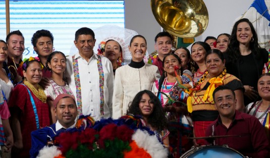 La fiesta y el color de la Guelaguetza 2025 visitaron la conferencia matutina: “La mañanera del pueblo” de la Presidenta Claudia Sheinbaum Pardo, para invitar a las mexicanas y los mexicanos a ser parte de esta celebración, que se realizará en Oaxaca a partir del 21 de julio, y que representa un compromiso colectivo que teje redes entre los pueblos de dicha entidad.