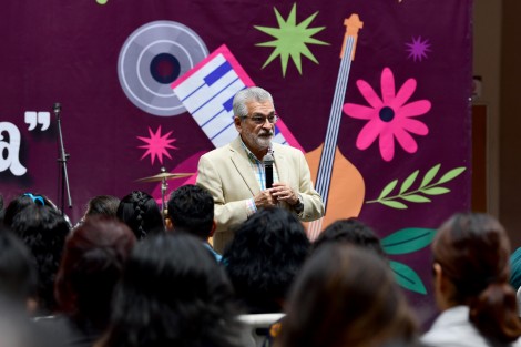 Con el objetivo de dar a conocer los resultados del taller “Educa con Música”, el Ayuntamiento de Xalapa, a través de la Dirección de Desarrollo Social, llevó a cabo una presentación en el patio central de Palacio Municipal, con la participación de niñas, niños, adolescentes y adultos que forman parte de este proyecto comunitario.
