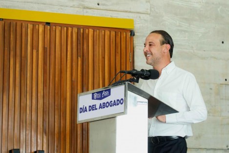 En el marco del “Día del Abogado”, el alcalde de Boca del Río, Juan Manuel Unánue Abascal, expresó un amplio reconocimiento a los profesionales del derecho que con vocación, ética y compromiso, contribuyen a la defensa de la justicia y los derechos fundamentales de los veracruzanos.