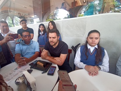 A través del cine, estudiantes del Ilustre Colegio Santiago de Compostela de la ciudad de Xalapa buscan visibilizar los problemas que enfrentan las y los adolescentes y jóvenes como la bulimia y anorexia, así como la inseguridad, a través del proyecto Enfoca tu historia 2025, informó su Alejandro Viñola.