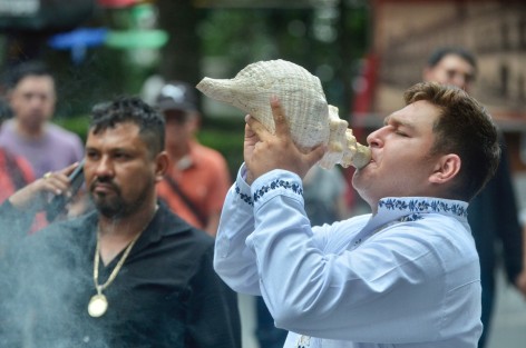 Un grupo de curanderos liderados por “El Toro” conocido brujo de de Catemaco, realizaron una limpia grupal al aire libre en el parque Juarez. La iniciativa busca brindar ayuda espiritual a quienes no pueden trasladarse hasta su santuario ubicado en Catemaco.